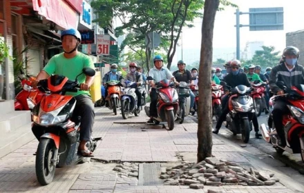 Đi xe máy lên vỉa hè bị phạt bao nhiêu tiền, trường hợp nào không bị phạt?