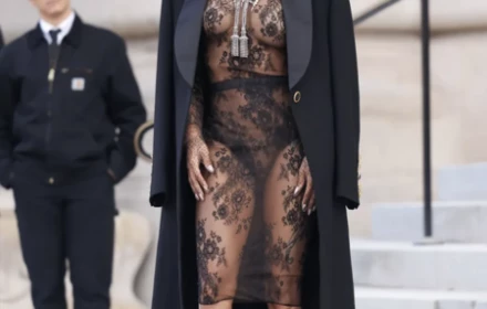 Chiếc váy xuyên thấu gây sốc ở Paris