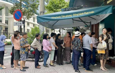 Vô lý! Giá vàng càng tăng phi mã thì người ta càng xếp hàng mua ngày càng dài!