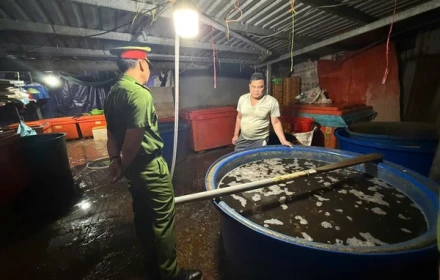 Lỡ ăn ốc bươu bị ngâm "thuỷ tinh lỏng", người tiêu dùng đòi bồi thường được không?