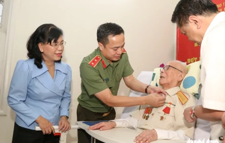 Trung tướng Mai Hoàng trao Huy hiệu 80 năm tuổi Đảng cho Đại tá Lê Hãn