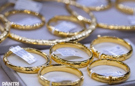 Giá vàng thế giới rơi thẳng đứng, “bốc hơi” hàng trăm USD