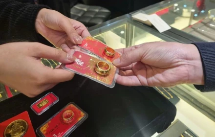 Vì sao giá vàng đột ngột “tuột đỉnh”, người mua đối mặt rủi ro kép không?