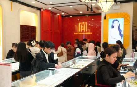 Giá vàng hôm nay 30/1: “Lao dốc không phanh”, người xếp hàng "đu đỉnh" hôm qua lỗ bao nhiêu?