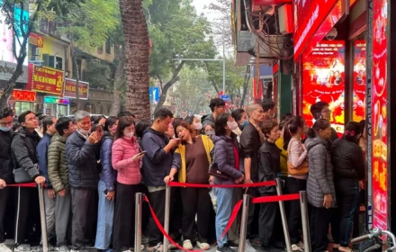 Lạ thật! Người dân xếp hàng mua vàng, bạc dù giá giảm sâu