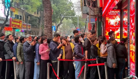 Lạ thật! Người dân xếp hàng mua vàng, bạc dù giá giảm sâu