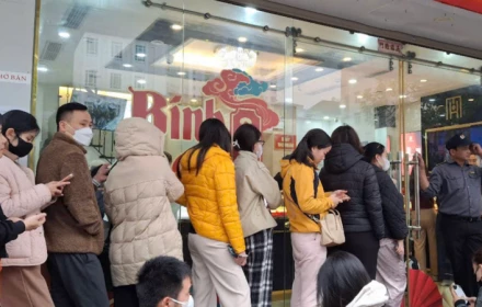 Mua vàng khi giá giảm gần 20 triệu đồng/lượng: Xếp hàng khắp nơi vì không nắm rõ quy định mới