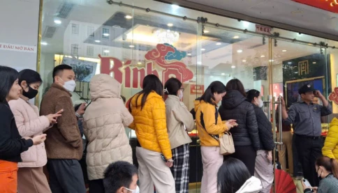 Mua vàng khi giá giảm gần 20 triệu đồng/lượng: Xếp hàng khắp nơi vì không nắm rõ quy định mới