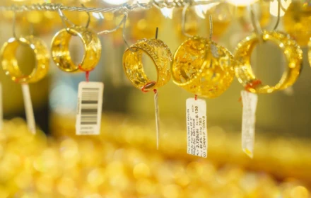 Vì sao giá vàng giảm sâu chưa từng có trong lịch sử?