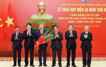 Tổng bí thư Tô Lâm nhận Huy hiệu 45 năm tuổi Đảng