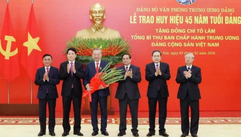 Tổng bí thư Tô Lâm nhận Huy hiệu 45 năm tuổi Đảng