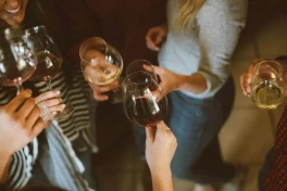 Nhiều người "ngã ngửa" khi tin rằng rượu vào sẽ dễ ngủ hơn