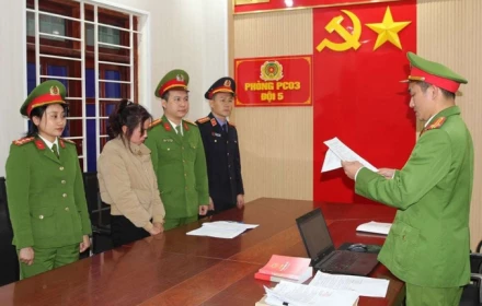 Người phụ nữ ở Nghệ An dùng axit pha với nước lã sản xuất 60.000 lít giấm giả