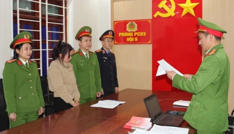 Người phụ nữ ở Nghệ An dùng axit pha với nước lã sản xuất 60.000 lít giấm giả