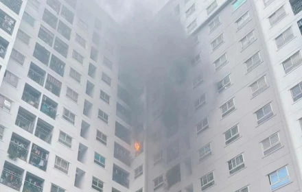 Cháy căn hộ chung cư ở Hà Nội, nhiều người tự thoát nạn an toàn 😰