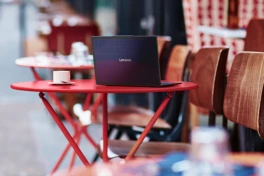 MWC 2025: Lenovo trình làng loạt sản phẩm độc lạ từ laptop sạc bằng năng lượng mặt trời, màn hình AI tự điều chỉnh đến AI Stick