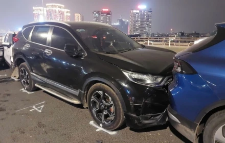 6 ô tô va chạm liên hoàn trên cầu Nhật Tân (Hà Nội)