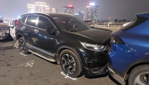 6 ô tô va chạm liên hoàn trên cầu Nhật Tân (Hà Nội)