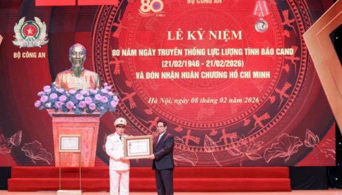 Thượng tướng Bùi Văn Nam, nguyên Thứ trưởng Bộ Công an nhận Huân chương cao quý