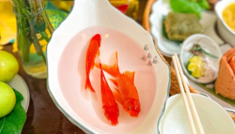 Cúng ông Công ông Táo xong, cá thả bể cá thay vì thả sông có được không?