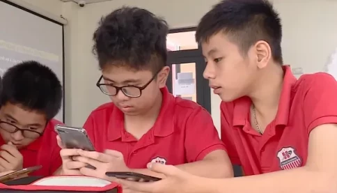 Những tác hại khi cho học sinh sử dụng điện thoại, người thật việc thật luôn!