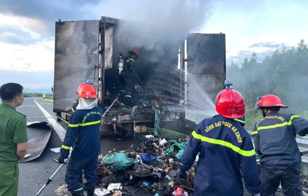 Xe chở thư báo bốc cháy trên cao tốc Vân Phong - Nha Trang