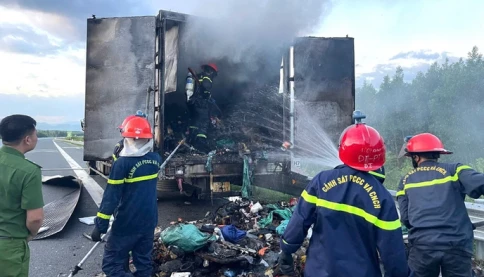 Xe chở thư báo bốc cháy trên cao tốc Vân Phong - Nha Trang