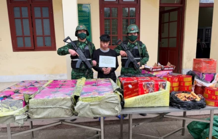 Ôm hàng trăm kg pháo lậu bơi qua sông về Việt Nam