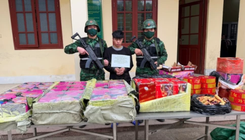 Ôm hàng trăm kg pháo lậu bơi qua sông về Việt Nam