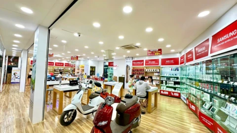 Di Động Việt khai trương cửa hàng mới với mô hình trung tâm mua sắm: bán cả xe máy điện, nhiều quà miễn phí, sản phẩm chính hãng chỉ từ 1 nghìn đồng