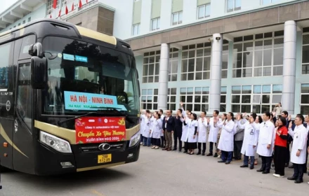 ĐỘI NGŨ Y BÁC SĨ VẪY TAY CHÀO 1.200 BỆNH NHÂN U-NG TH-Ư VỀ QUÊ ĂN TẾT