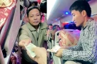 Rơi nước mắt: Cả xe góp tiền tặng hành khách mất ví trên đường về quê