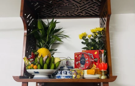 Băn khoăn có nên đặt tiền thật lên bàn thờ gia tiên không