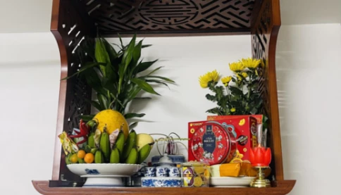 Băn khoăn có nên đặt tiền thật lên bàn thờ gia tiên không