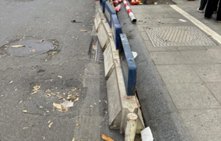 Thí điểm được vài tiếng, dải phân cách cứng phố Khâm Thiên phải dẹp