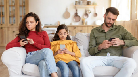 Điện thoại thông minh là bạn hay thù trong các mối quan hệ?