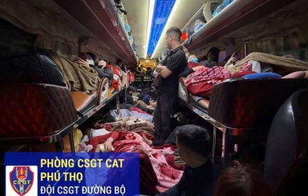 Bên trong ô tô 22 chỗ chở 73 khách