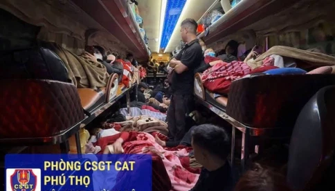 Bên trong ô tô 22 chỗ chở 73 khách