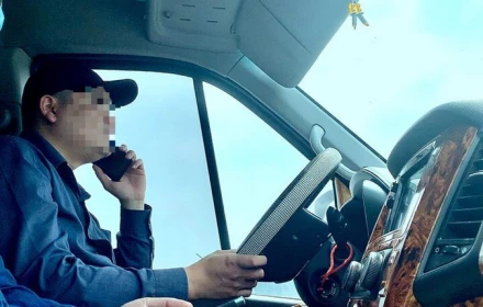 Tài xế nghe điện thoại khi ô tô đang chờ đèn đỏ có bị phạt?