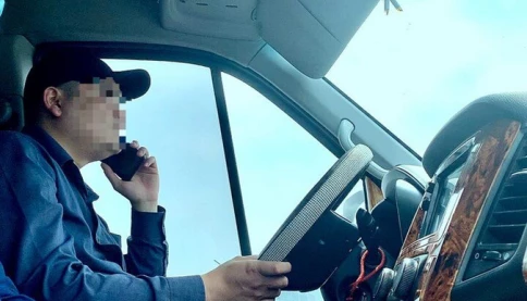 Tài xế nghe điện thoại khi ô tô đang chờ đèn đỏ có bị phạt?