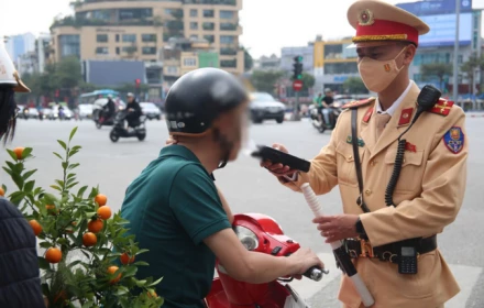 Ra quân kiểm tra nồng độ cồn ngay từ 10 giờ sáng mùng Một!