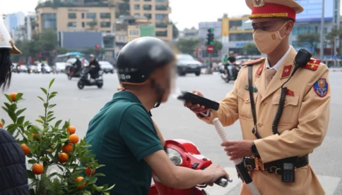 Ra quân kiểm tra nồng độ cồn ngay từ 10 giờ sáng mùng Một!
