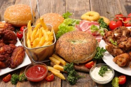 Chuyện gì xảy ra với cơ thể trẻ em khi tiêu thụ nhiều nước ngọt và đồ ăn nhanh?