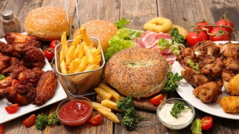 Chuyện gì xảy ra với cơ thể trẻ em khi tiêu thụ nhiều nước ngọt và đồ ăn nhanh?