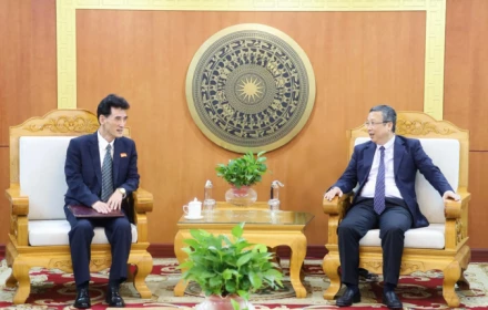 Chuyên gia hàng đầu Việt Nam giúp chuyên gia nông nghiệp Triều Tiên một kỹ thuật quan trọng trong chọn tạo giống lúa