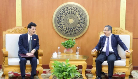 Chuyên gia hàng đầu Việt Nam giúp chuyên gia nông nghiệp Triều Tiên một kỹ thuật quan trọng trong chọn tạo giống lúa