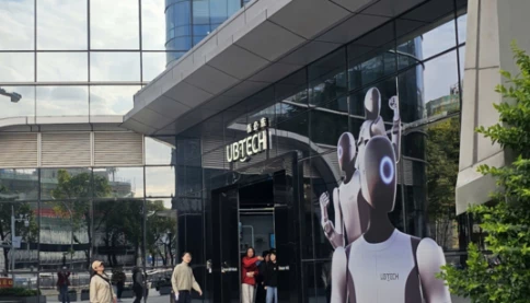 Mục sở thị robot Trung Quốc làm việc 24/7, tự thay pin, kể chuyện cho trẻ em