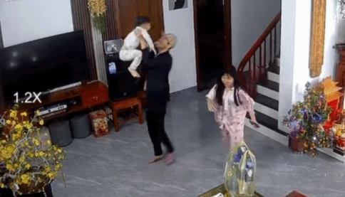 9 triệu lượt xem chồng cũ mang giỏ quà đến đón con về ăn Tết nhà nội