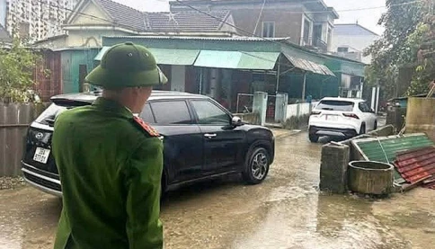 Công an làm việc với tài xế đỗ ô tô 'khoá đuôi', còn thách thức 'đỗ đến mai'