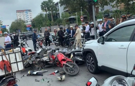 Tài xế 62 tuổi đâm liên hoàn 10 xe máy, khiến 13 người bị thương